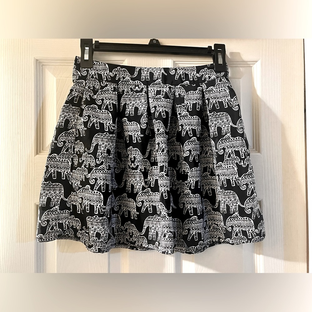 Aeropostal Pleated Skirt ~ Black/White Elephant Print ~ Size XS